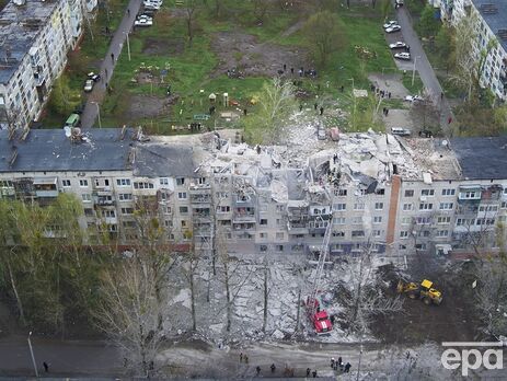 Росіяни масовано обстріляли Слов'янськ, пошкоджено 34 багатоповерхові будинки і 20 приватних. Загинуло восьмеро людей, понад 20 постраждали. Фоторепортаж
