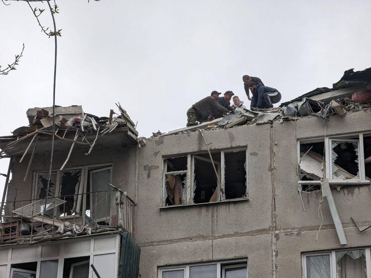 У Слов'янську з-під завалів витягли тіла двох загиблих. Кількість жертв удару окупантів сягнула 11 людей &ndash; ДСНС