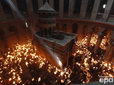 У храмі Гробу Господнього в Єрусалимі зійшов Благодатний вогонь. Відео