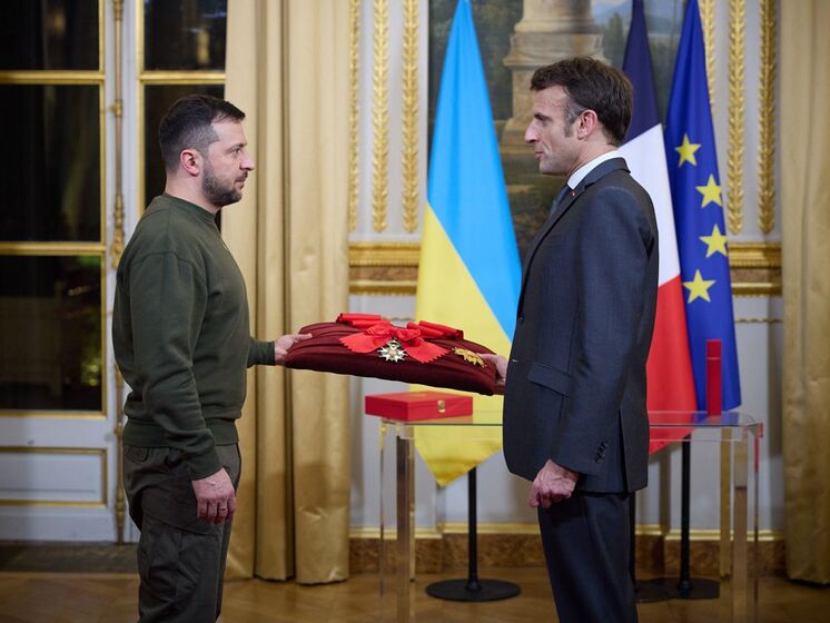 Зеленский полтора часа говорил с Макроном. Обсудили французскую поддержку Украины и подготовку к саммиту НАТО