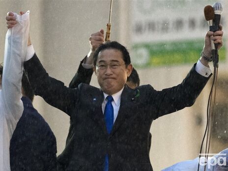 В Японии в премьер-министра на встрече с людьми бросили неизвестный предмет, он взорвался. Фото, видео