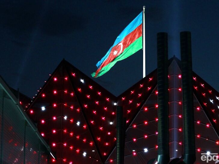 У Єревані на відкритті чемпіонату Європи з важкої атлетики підпалили прапор Азербайджану. У Баку відреагували