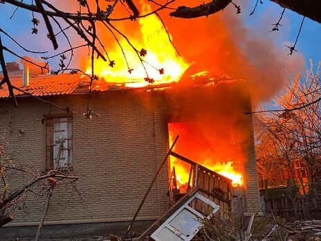 Під російські обстріли Донецької області потрапили житлові будинки, гуртожиток і підприємство. Двоє загиблих, є поранені – ОВА