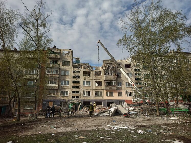 Кількість жертв ракетного удару Росії по Слов'янську зросла до 13. Рятувальники дістали з-під завалів тіло загиблої жінки