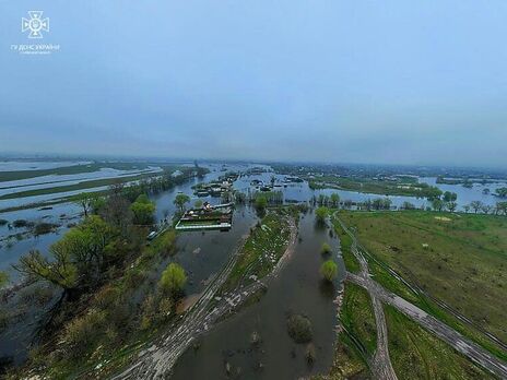 В Киеве и области затопило дороги и парки. Фото, видео