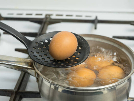 Чому не потрібно виливати воду, у якій варили яйця. Три варіанти застосування