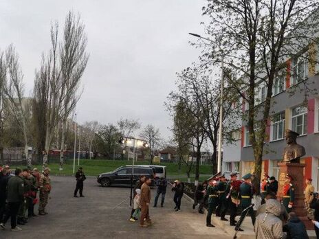 Россияне установили в Мариуполе памятник генералу, участвовавшему в оккупации города – горсовет