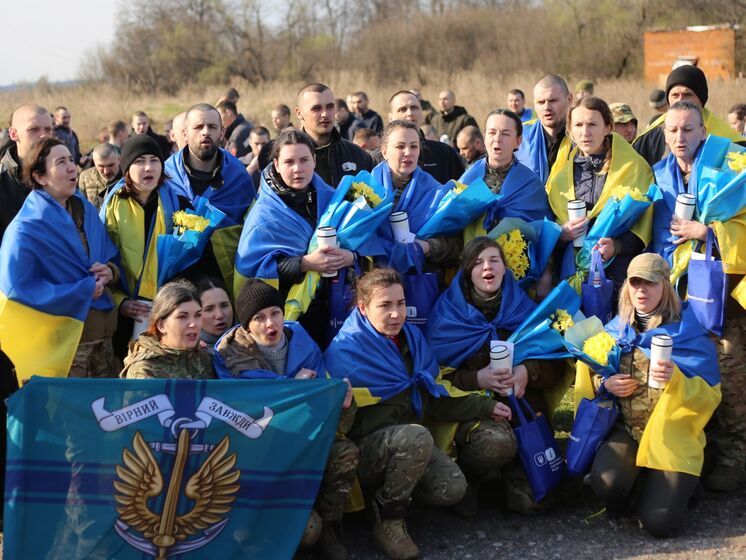 "Украина вернула 2235 украинцев и украинок". Зеленский опубликовал видео освобожденных из российского плена и пообещал вернуть всех