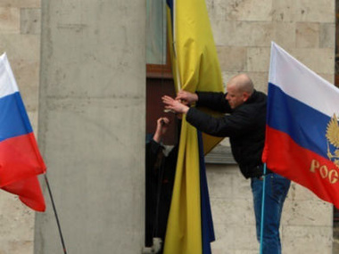 За российский флаг над Донецким горсоветом учащийся ПТУ получил два года условно