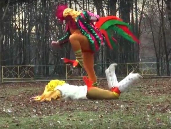 Директор одесского зоопарка в костюме петуха затоптал курицу. Видео