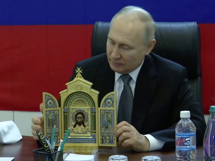 "Сейчас вот Пасха будет, да?" Кремль заявил о визите Путина на оккупированные территории Украины, но оказалось, что видео старое