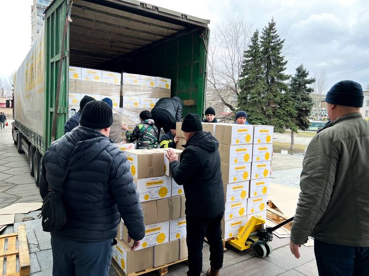 Переселенцям із Бахмута Фонд Ріната Ахметова передав майже 4 тис. продуктових наборів