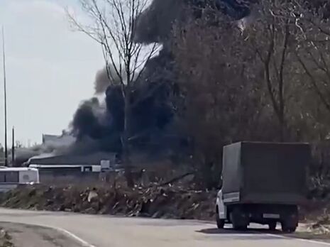 В России горит завод пластмасс, огонь охватил 4500 м²