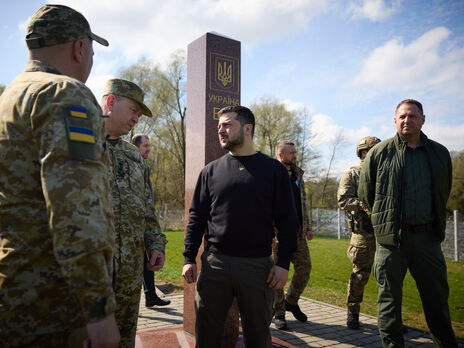 Зеленський побував на кордоні України з Польщею й Білоруссю, його повідомили про готовність до відбиття ймовірного вторгнення противника