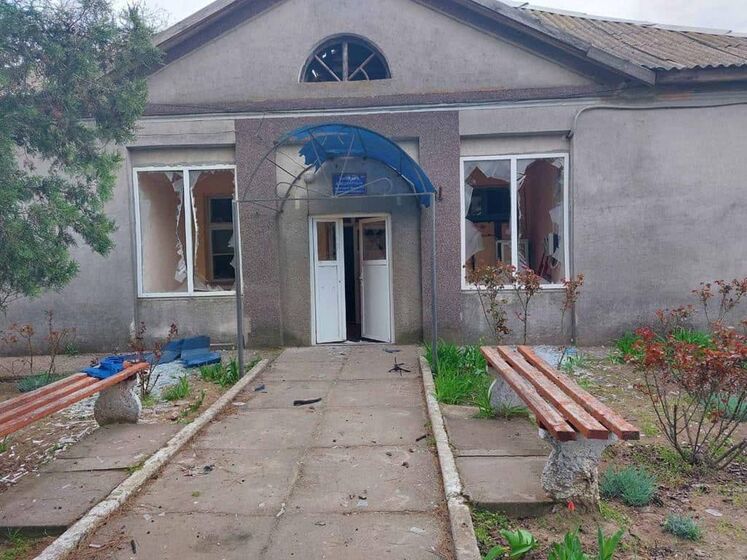 Окупанти обстріляли будівлю школи, а також пошкодили приміщення медичної амбулаторії в селі в Херсонській області – ОВА