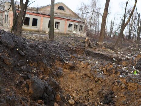 Окупанти з артилерії обстріляли Невське, жінка похилого віку дістала поранення – Луганська ОВА