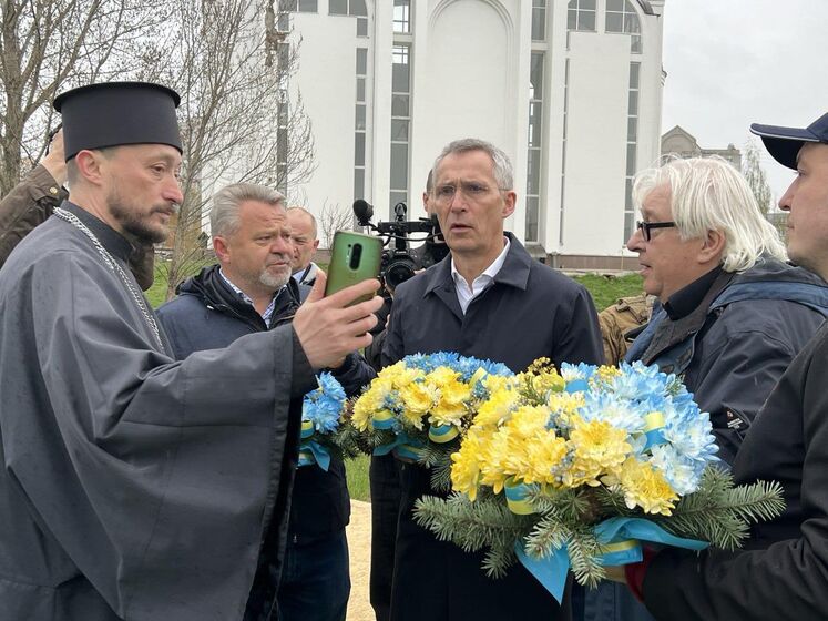 "Виновные должны быть привлечены к ответственности". Столтенберг во время визита в Украину посетил Бучу