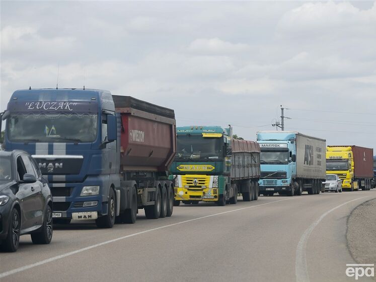 Польша открыла транзит украинского продовольствия: вагоны пломбируются, а колонны из фур сопровождает охрана