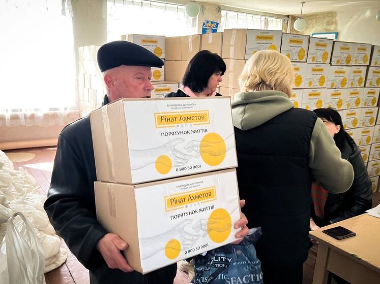 В Богдановке и Новомосковске гуманитарную помощь от Фонда Рината Ахметова получают переселенцы из Луганской области