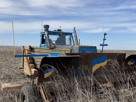 Фермеры в Харьковской области сделали из трактора и вражеской БМП беспилотную машину для разминирования