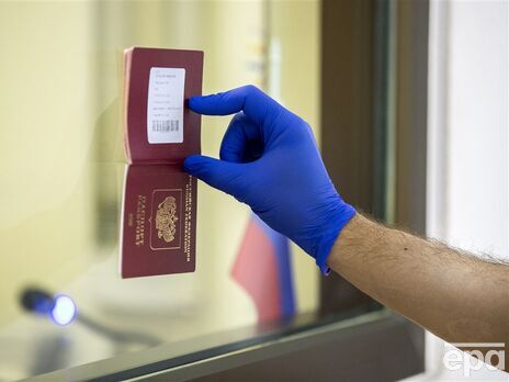 Подоляк: РФ настільки зневажає свій паспорт, що на чужих землях моментально примушує людей до свого громадянства