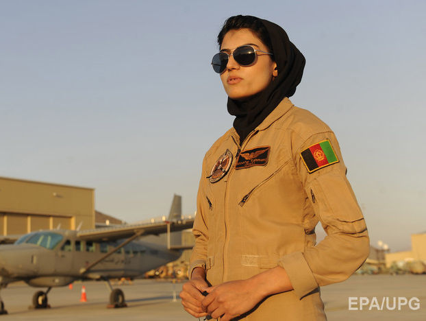 Первая афганская женщина-пилот просит убежища в США