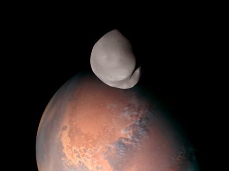 Космический зонд из ОАЭ получил уникальное фото спутника Марса