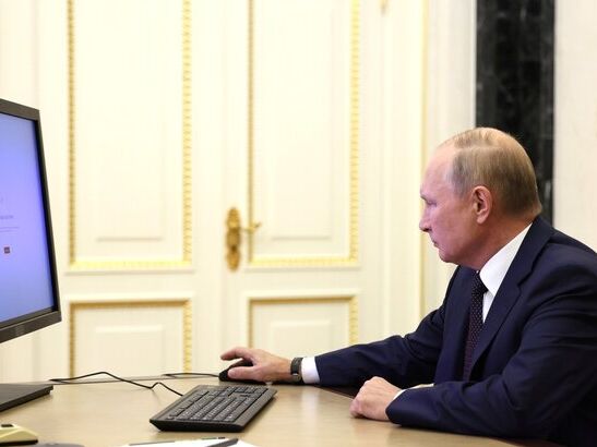 Веллер: Почему Путин не пользуется интернетом? Через любую аппаратуру в принципе можно следить. А вдруг подкупили кого-то из охраны – и что-нибудь там снимут и сфотографируют?