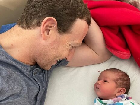 Цукерберг сделал селфи в тренажерном зале со своей самой младшей дочерью, которая родилась месяц назад