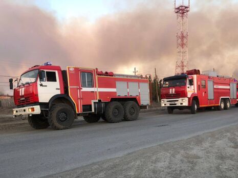 В селе в России пожар охватил почти сотню зданий, спасатели сообщили о погибшем