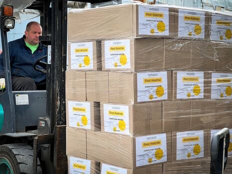 У Дніпрі продуктові набори від Фонду Ріната Ахметова отримали переселенці з Краматорська