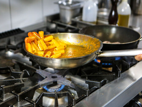 Зробіть це із залишками продуктів, які прилипли до сковороди, щоб отримати смачну приправу до страви. Кулінарний лайфхак