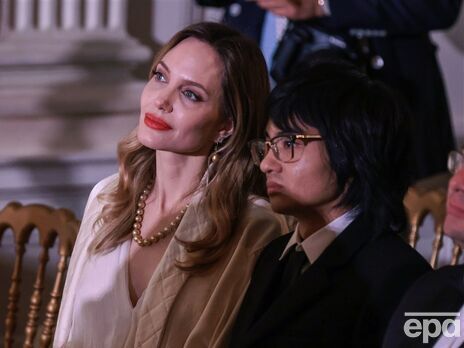 Джоли посетила званый обед у Байденов со своим приемным 21-летним сыном. Фото