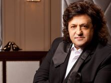 Как выглядят четвертая жена 69-летнего Бобула, с которой он познакомился в ресторане, и его 16-летний сын. Фото, видео