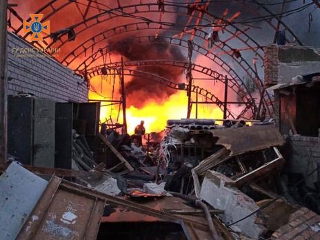 У Дніпрі рятувальники загасили пожежі після ракетної атаки і врятували жінку з-під завалів
