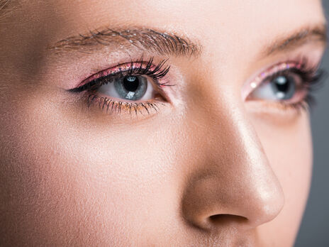 Ресницы испортятся, если неправильно использовать сыворотку для их роста. Эксперт рассказала, как выбрать лучшее средство 