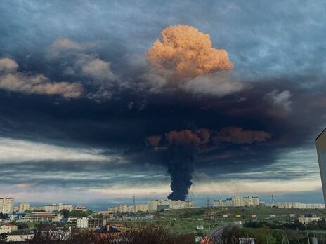 В Севастополе горит крупный резервуар с топливом, оккупанты заявили о попадании беспилотника. Видео