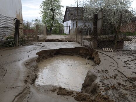 В селе во Львовской области произошла утечка газа, образовались кратеры. Фото