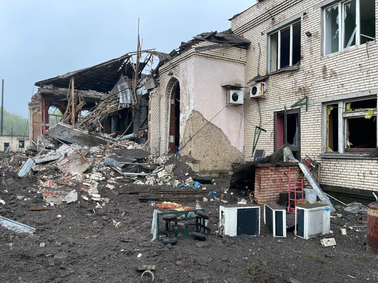 Оккупанты утром обстреляли поселок в Донецкой области. Ранены два человека, тяжелые ожоги получил ребенок – ОВА