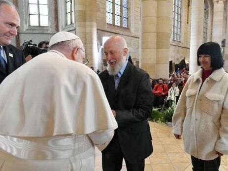 Папа римський зустрівся з українськими біженцями в Угорщині