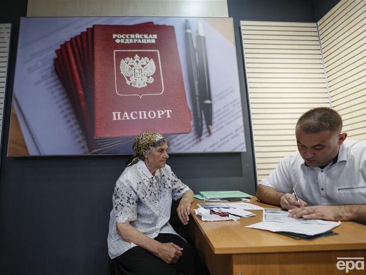 Омбудсмен порадив українцям в окупації брати російські паспорти "задля виживання"
