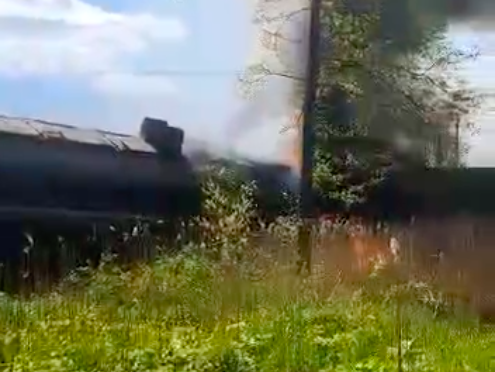 У Брянській області зійшов із рейок і спалахнув потяг із нафтою. Влада підтвердила вибух на коліях