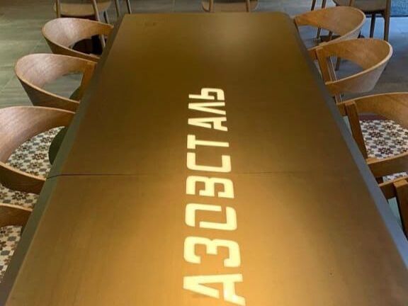 В киевском кафе разместили стол с надписью "Азовсталь", но после критики в сети убрали его