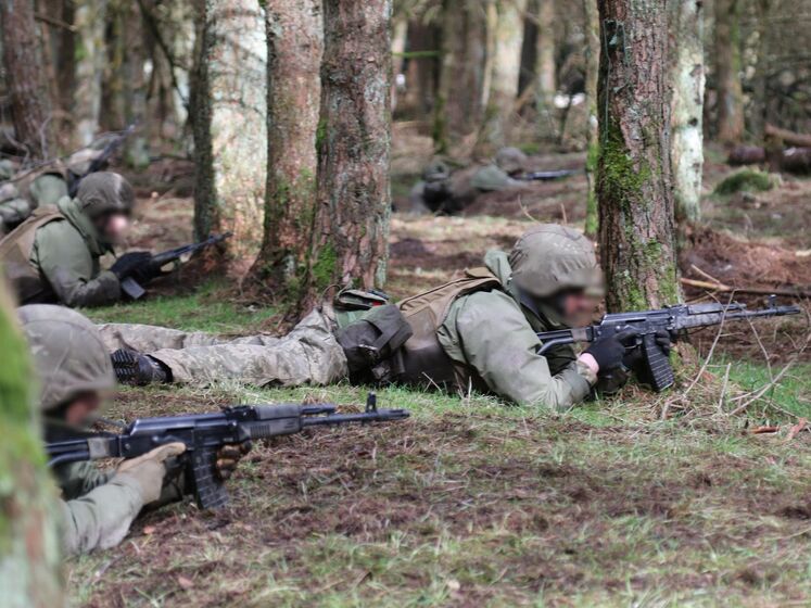 Генштаб ЗСУ показав, як норвезькі інструктори навчають українських військових ведення бою в лісі. Фото