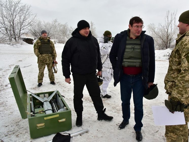 Луценко сообщил, что отвез на опорный пункт сил АТО под Горловкой беспилотник и украинские книги