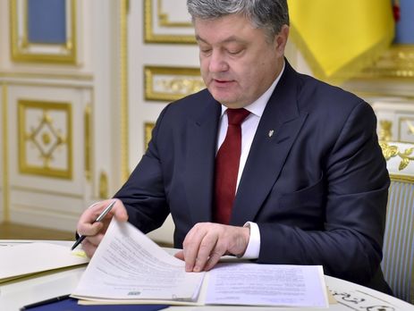 Порошенко подписал закон о повышении минимальной зарплаты и налогах на неработающие фирмы физлиц
