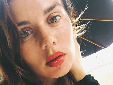 Седокова показала фигуру в обтягивающем мини-платье