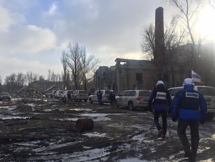 Миссия ОБСЕ на два дня вынуждена была эвакуировать свою базу в Светлодарске из-за обстрелов