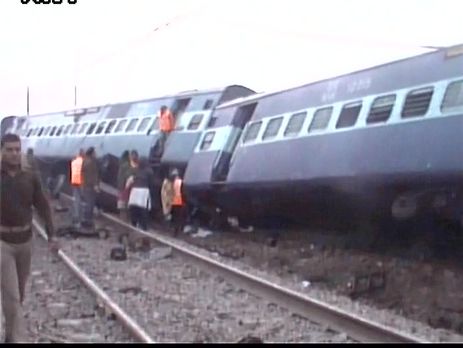 В Индии с рельсов сошел поезд