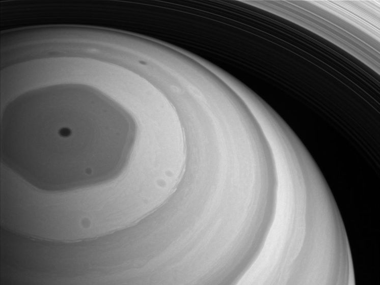 Cassini сфотографировала гигантский гексагон Сатурна